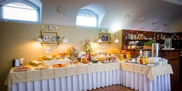 Romantika přímo pod Bojnickým zámkem: vinařský hotel, relax i jídlo pro 2