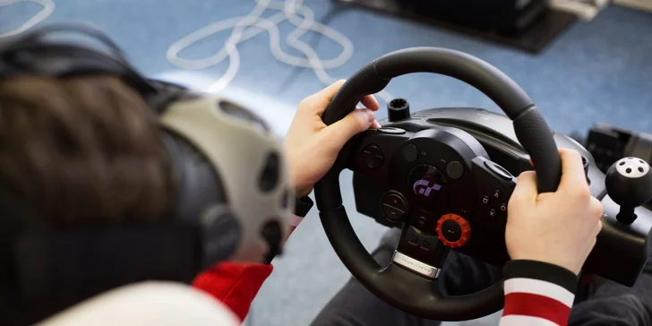 Staň se virtuálním závodním pilotem: pilotuj 180 typů závodních vozů