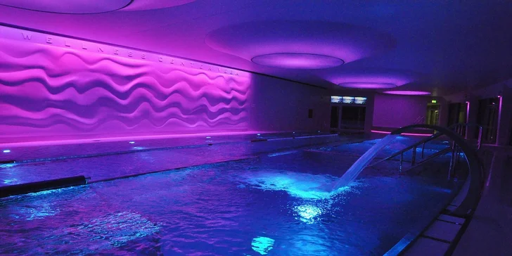 Wellness centrum, do kterého máte v jedné variantě vstup, se nachází jen 300 m od hotelu.