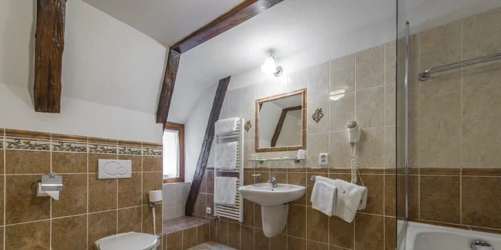 Kromě vany a toalety v ní najdete i bidet. 