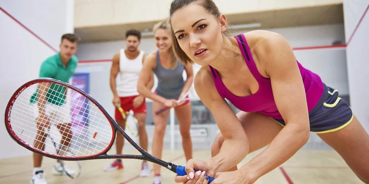 Pojďte si pinknout: pronájem squashového kurtu a sportovní nápoj k tomu