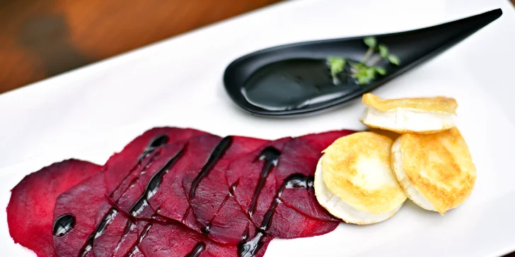 6chodové menu v La Bodeguita: losos, svíčková sous-vide i víno či koktejly