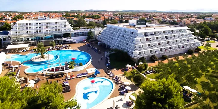 Dovolená ve městě Vodice 50 m od pláže, polopenze, venkovní i vnitřní bazén