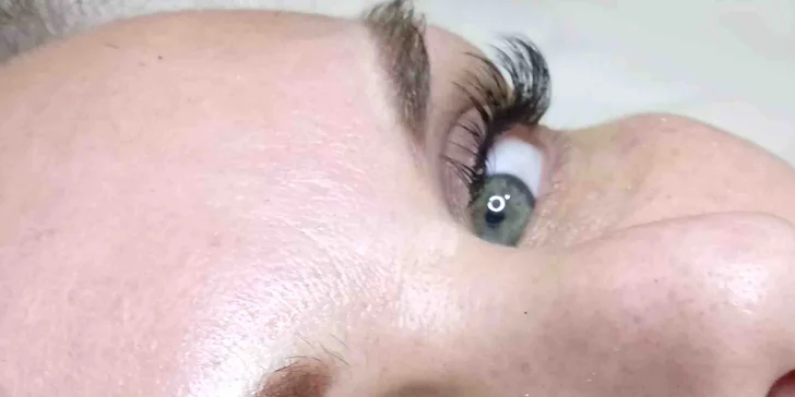 Permanentní make-up obočí pudrovou metodou nebo očních linek dle výběru