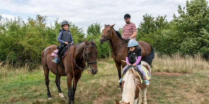 Zážitková vyjížďka na koni s jezdeckou školou Macek pro děti i dospělé