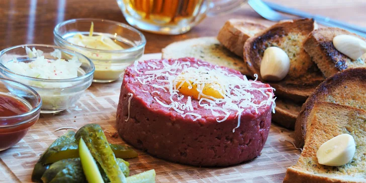 Tatarský biftek třený s Jackem Danielsem a topinky: 150 g nebo 400 g