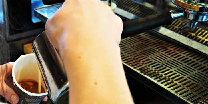 Vzpruha pro cestu městem: espresso nebo sójové cappuccino s sebou