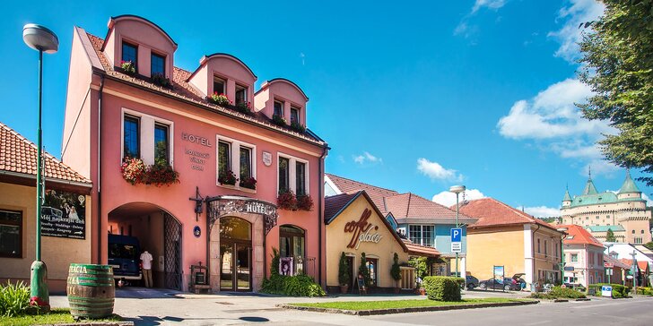 Romantika přímo pod Bojnickým zámkem: vinařský hotel, relax i jídlo pro 2