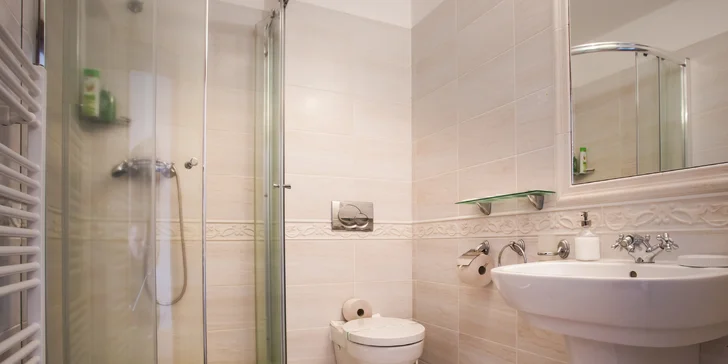 Romantika přímo pod Bojnickým zámkem: vinařský hotel, relax i jídlo pro 2