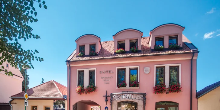 Romantika přímo pod Bojnickým zámkem: vinařský hotel, relax i jídlo pro 2