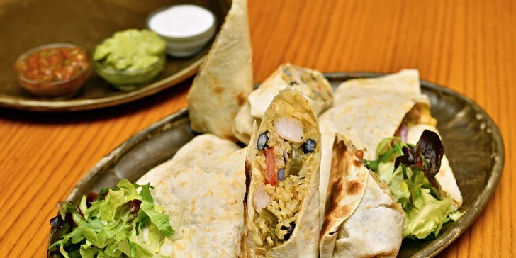 Degustační mexické plato pro 2 nebo 4: burrita, quesadilly a další pochoutky