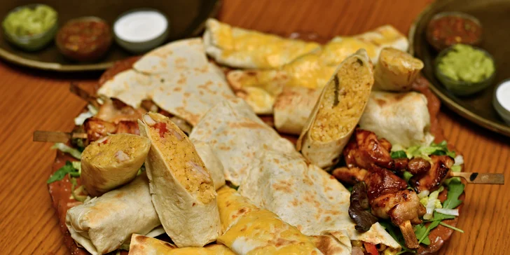 Degustační mexické plato pro 2 nebo 4: burrita, quesadilly a další pochoutky
