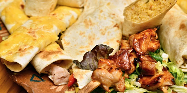 Degustační mexické plato pro 2 nebo 4: burrita, quesadilly a další pochoutky