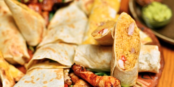 Degustační mexické plato pro 2 nebo 4: burrita, quesadilly a další pochoutky