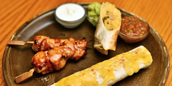 Degustační mexické plato pro 2 nebo 4: burrita, quesadilly a další pochoutky