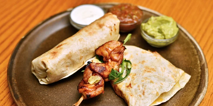 Degustační mexické plato pro 2 nebo 4: burrita, quesadilly a další pochoutky