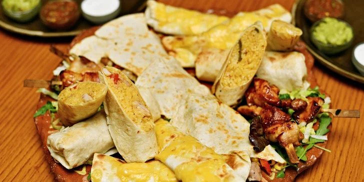 Degustační mexické plato pro 2 nebo 4: burrita, quesadilly a další pochoutky