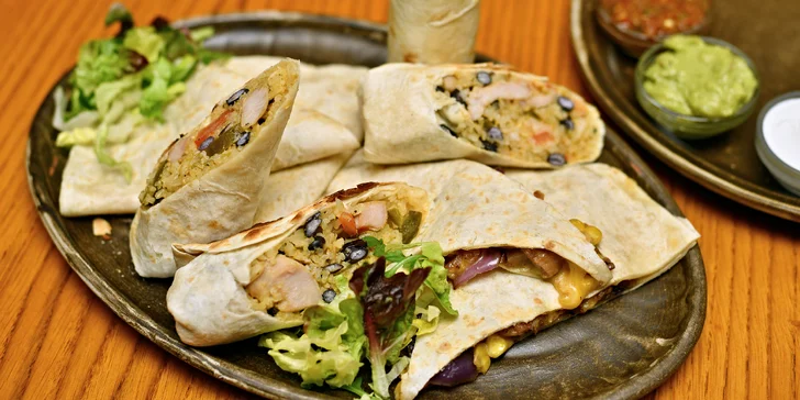 Degustační mexické plato pro 2 nebo 4: burrita, quesadilly a další pochoutky
