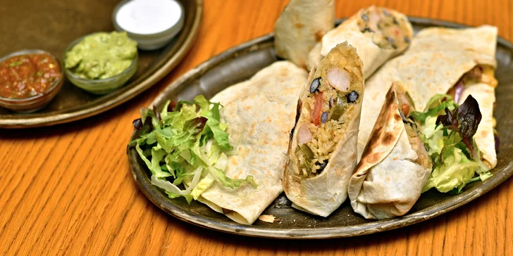 Degustační mexické plato pro 2 nebo 4: burrita, quesadilly a další pochoutky