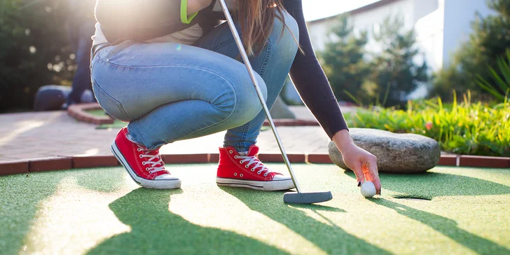 Užijte si hru: hodina venkovního minigolfu pro jednoho, dva i rodinu
