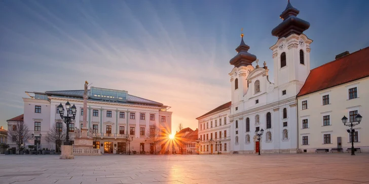 Dominanta mesta Győr je benediktínsky kostol Sv. Ignáca z Loyoly, ktorý sa nachádza na námestí.