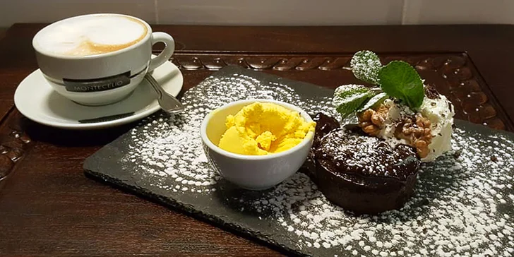 Espresso, cappuccino nebo latté s povidlovými taštičkami nebo fondantem