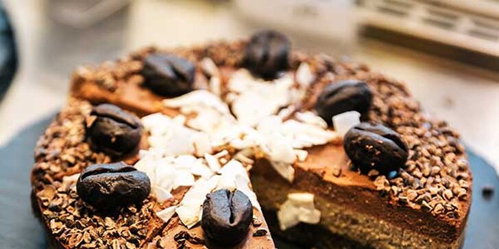 Mlsání bez starostí: veganské raw dorty či raw snickers plné kvalitních surovin