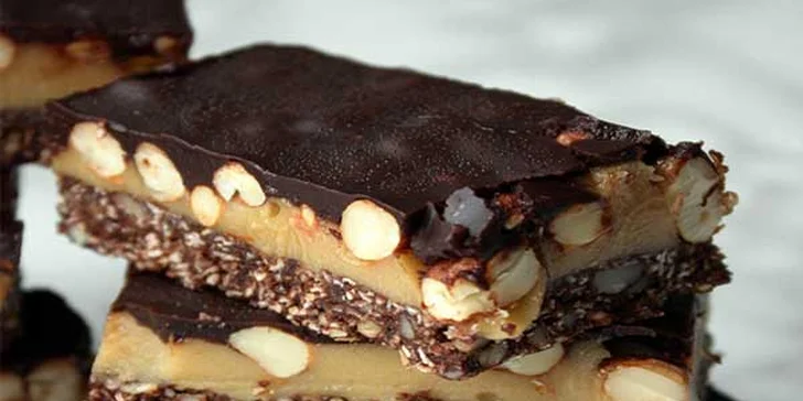 Mlsání bez starostí: veganské raw dorty či raw snickers plné kvalitních surovin
