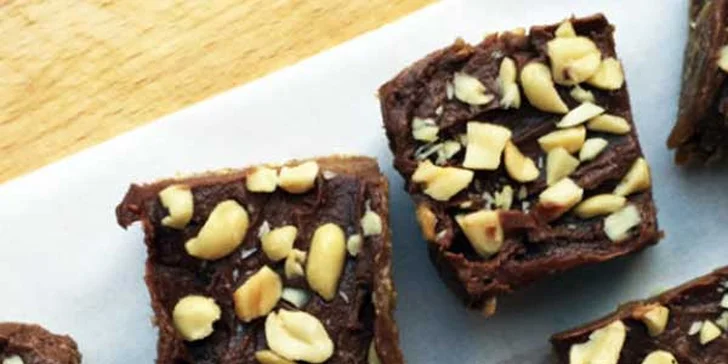 Mlsání bez starostí: veganské raw dorty či raw snickers plné kvalitních surovin