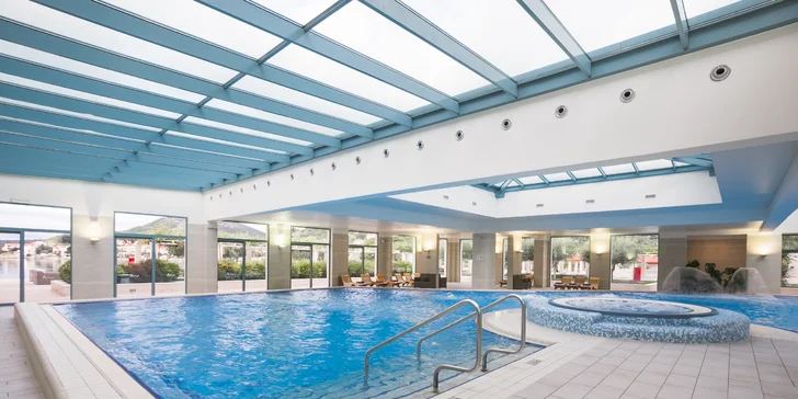 Luxusní dovolená v 5* resortu v zátoce přímo u pláže: polopenze, balkon, bazény