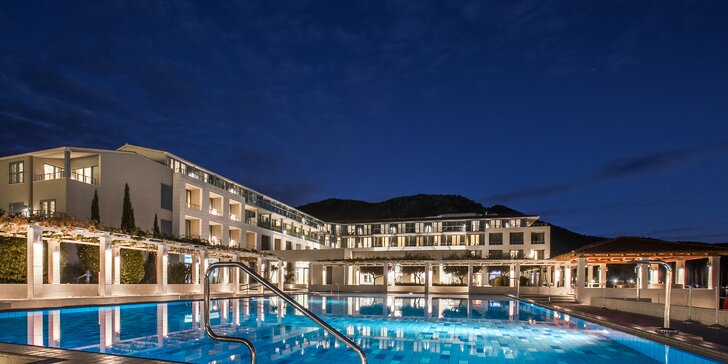 Luxusní dovolená v 5* resortu v zátoce přímo u pláže: polopenze, balkon, bazény