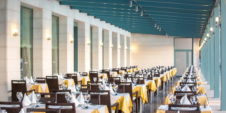 Luxusní dovolená v 5* resortu v zátoce přímo u pláže: polopenze, balkon, bazény