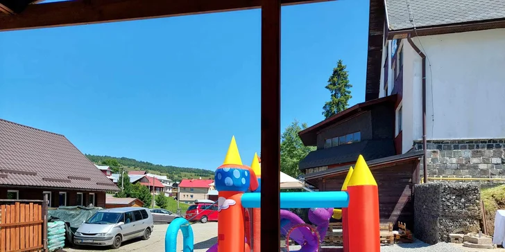 Pre deti je pripravený detský kútik a v sezóne aj nafukovací hrad.