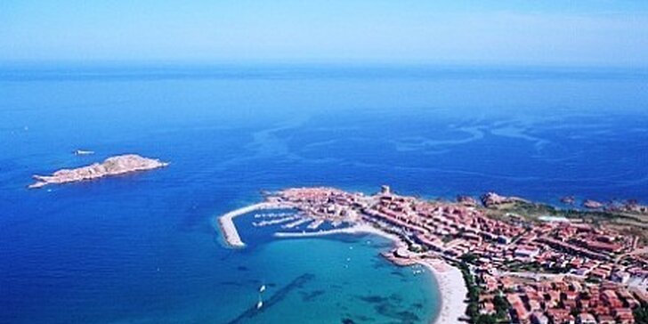 Týdenní pobyt pro 2 v květnu u moře na Sardinii a láhev místního vína