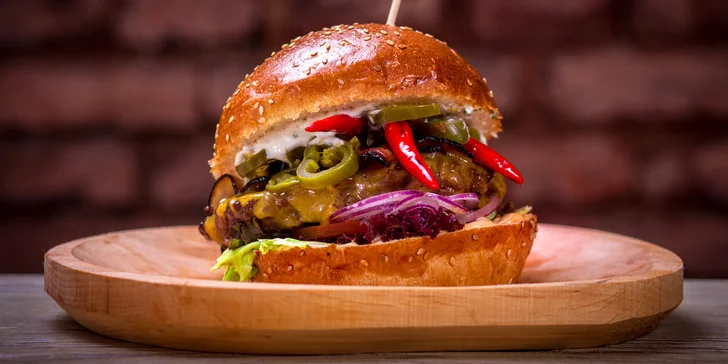 Burgerové menu od Toma s hranolky a pivem pro 1 nebo 2 osoby