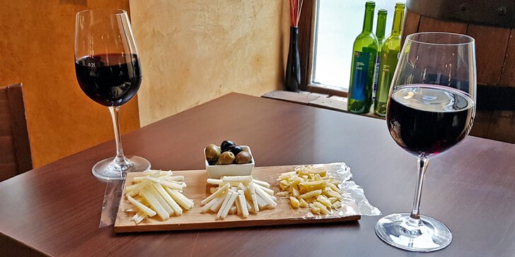 Dvě skleničky španělského vína a velké sýrové tapas ve vinotéce La Casa