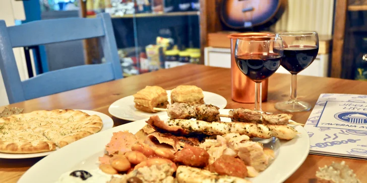 Degustační talíře v autentické řecké taverně: masový i vegetariánský