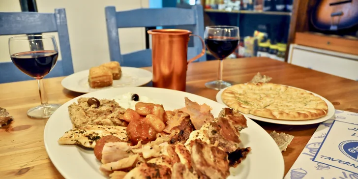 Degustační talíře v autentické řecké taverně: masový i vegetariánský