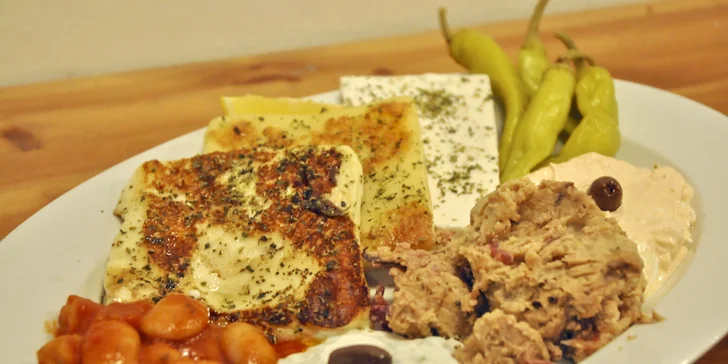 Degustační talíře v autentické řecké taverně: masový i vegetariánský