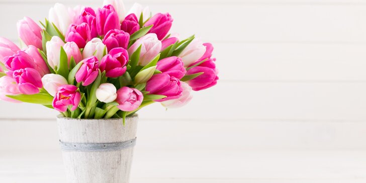 Voňavý barevný pugét holandských tulipánů s možností dopravy.