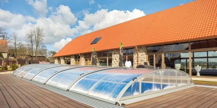 Za priaznivého počasia môžete skočiť do vonkajšieho bazéna.