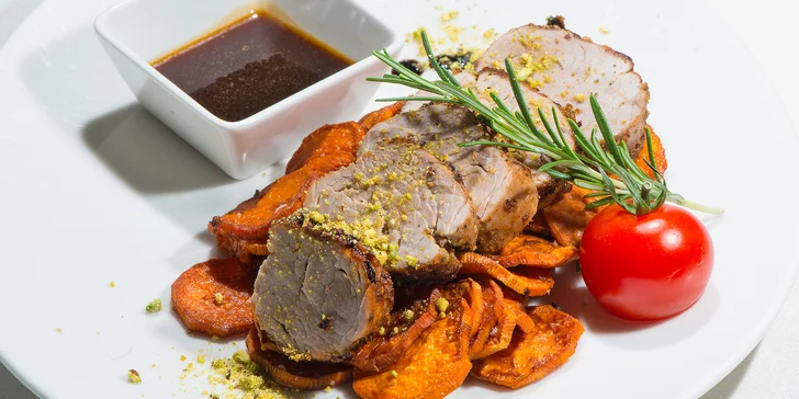 Domácí a světové kulinářské speciality tvoří základ pro nabídku jídelního lístku i bufetových stolů.