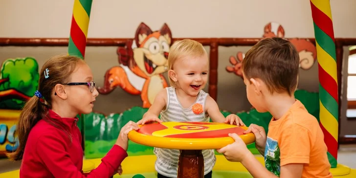 Bavte se celá rodina: 4 patra aktivit, lezecká síť i prolézací labyrint