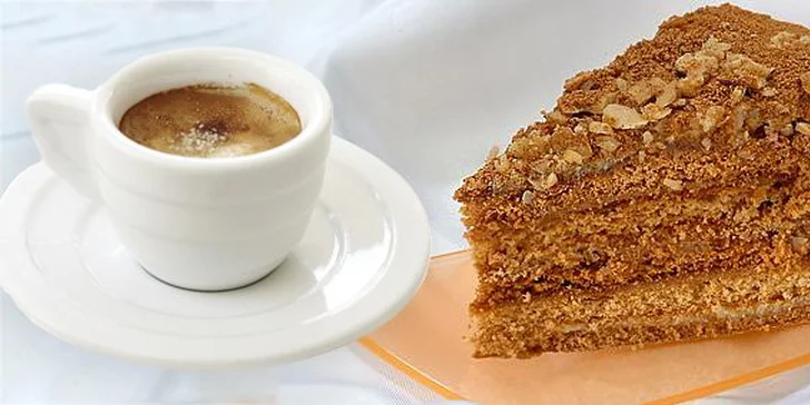 35 Kč za medovník a kávu v Café R21 v proslulém zlínském mrakodrapu. Voňavé a lahodné posezení se slevou 51 %.