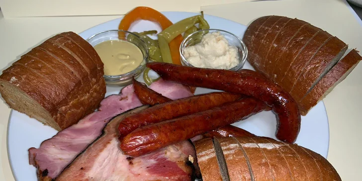Talíř plný grilovaného nebo uzeného masa: krkovice, steak i cigára a slanina