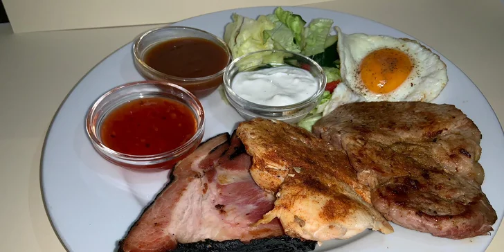 Talíř plný grilovaného nebo uzeného masa: krkovice, steak i cigára a slanina
