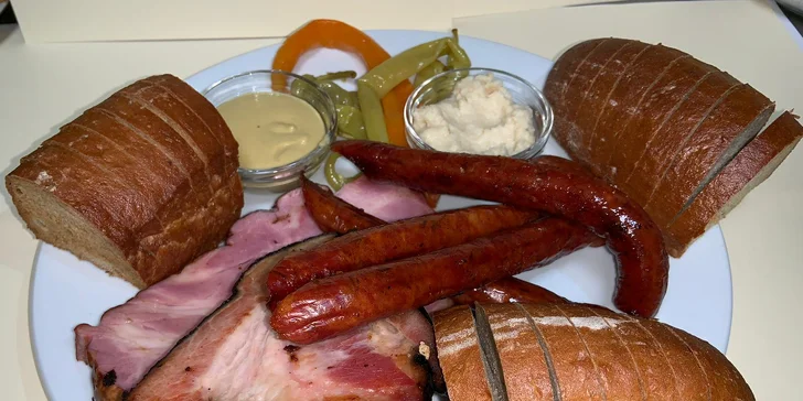 Talíř plný grilovaného nebo uzeného masa: krkovice, steak i cigára a slanina