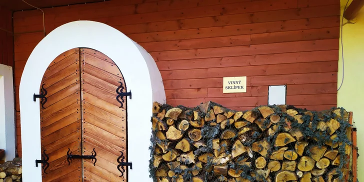 V areálu najdete i vinný sklípek, kde můžete s přáteli posedět a dát si i něco dobrého na zub