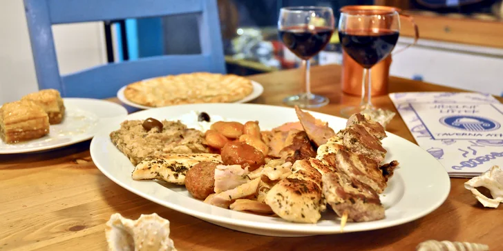 Degustační talíře v autentické řecké taverně: masový i vegetariánský