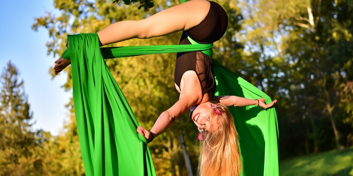 Protáhněte tělo: Lekce aerial silks nebo aerial hoop na výběr